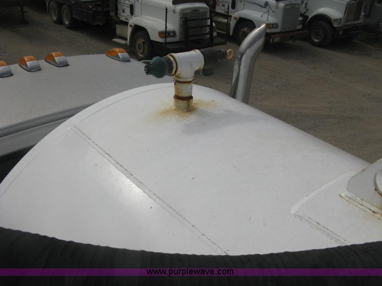 image for item L6409 2005 Sterling L9500 vacuum tank truck