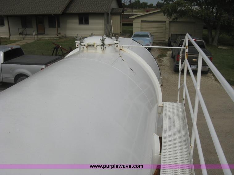 image for item L6409 2005 Sterling L9500 vacuum tank truck