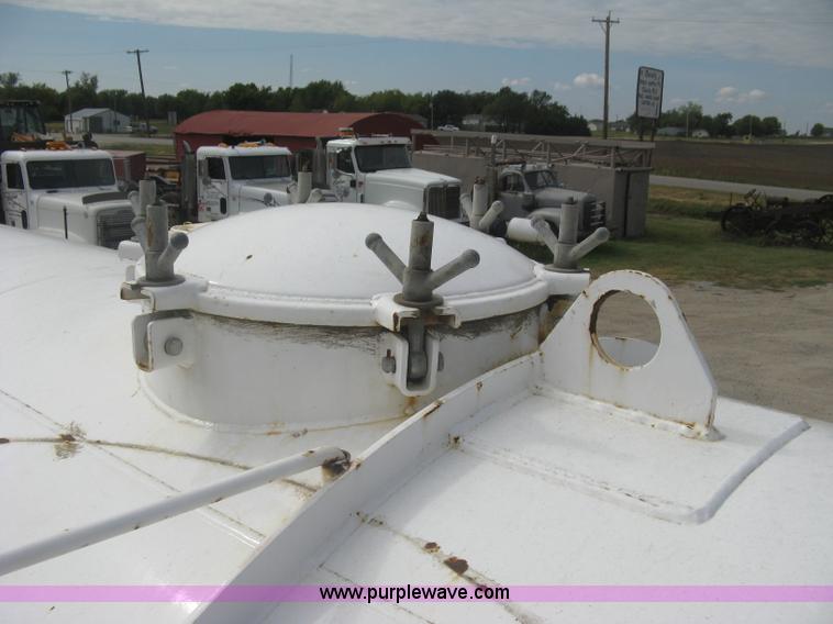 image for item L6409 2005 Sterling L9500 vacuum tank truck