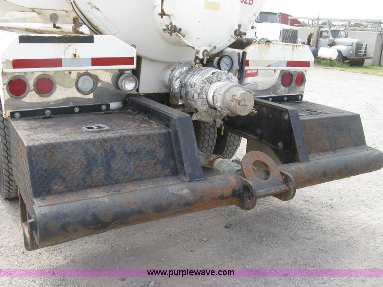 image for item L6409 2005 Sterling L9500 vacuum tank truck