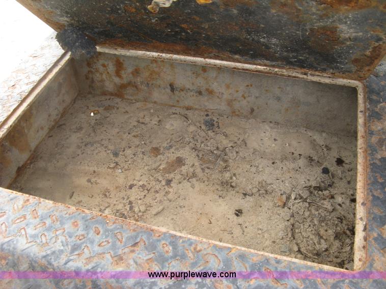 image for item L6409 2005 Sterling L9500 vacuum tank truck