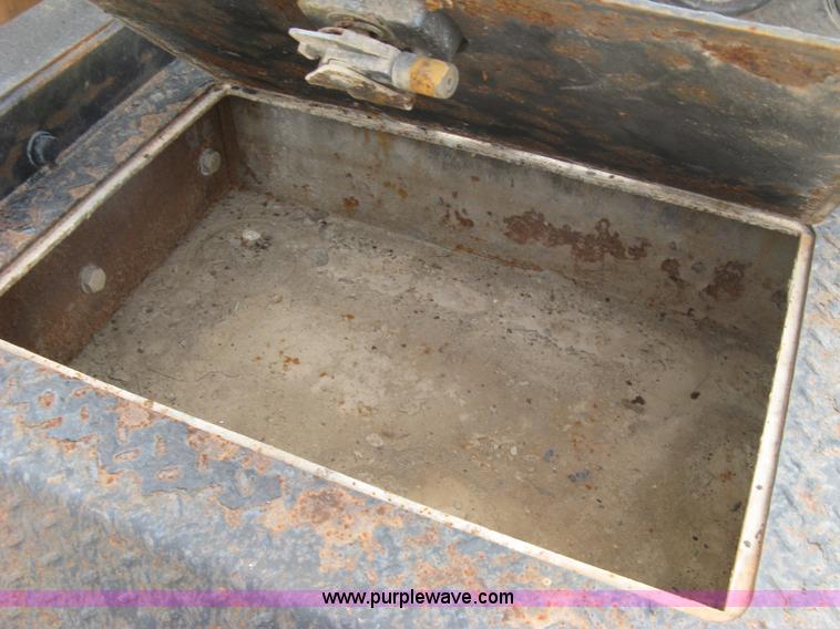 image for item L6409 2005 Sterling L9500 vacuum tank truck