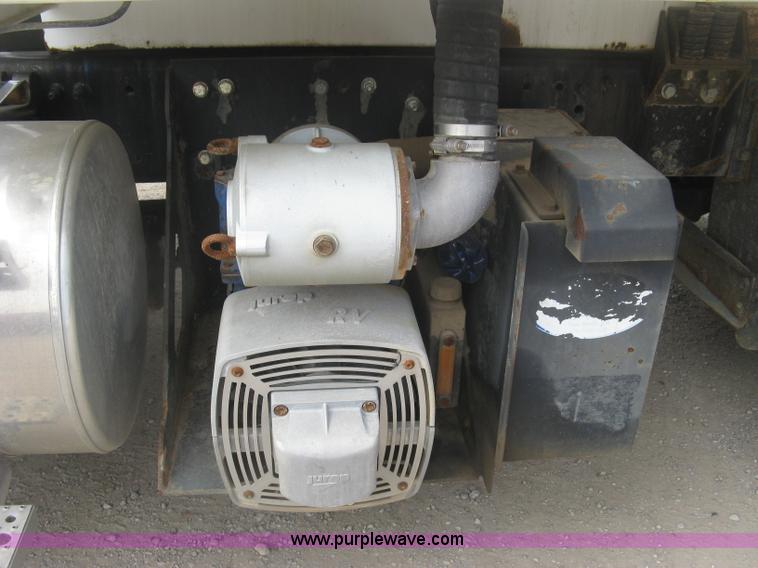 image for item L6409 2005 Sterling L9500 vacuum tank truck