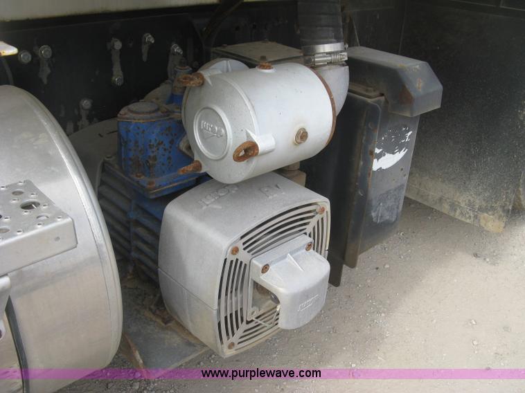 image for item L6409 2005 Sterling L9500 vacuum tank truck