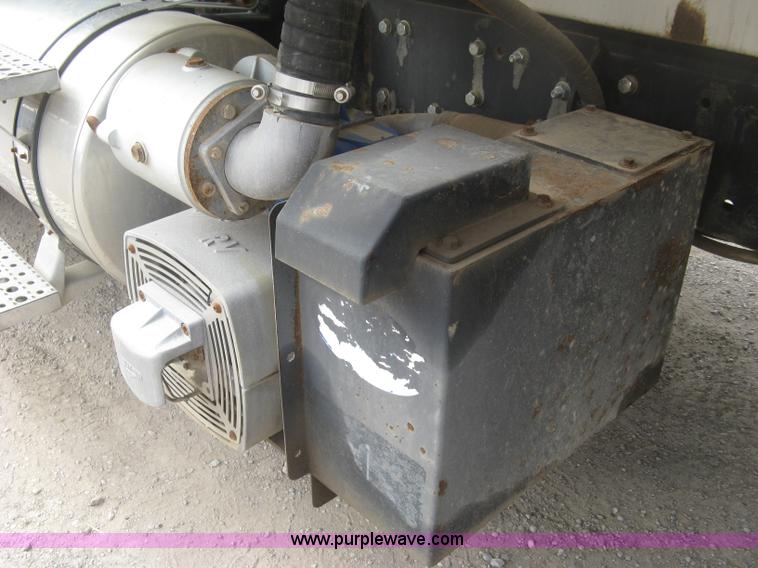 image for item L6409 2005 Sterling L9500 vacuum tank truck