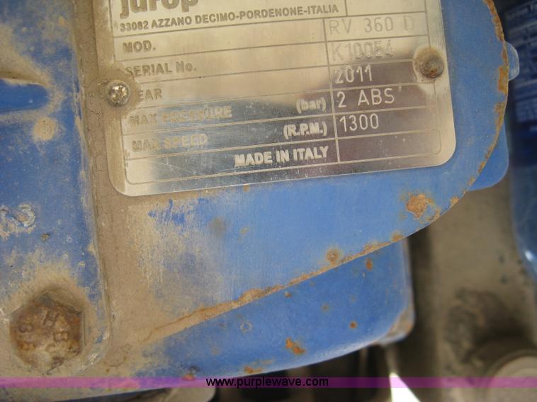 image for item L6409 2005 Sterling L9500 vacuum tank truck