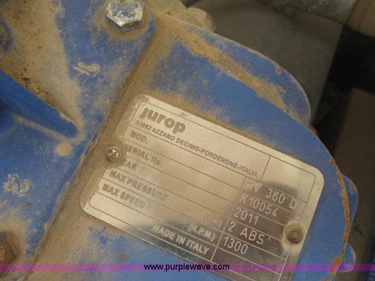 image for item L6409 2005 Sterling L9500 vacuum tank truck