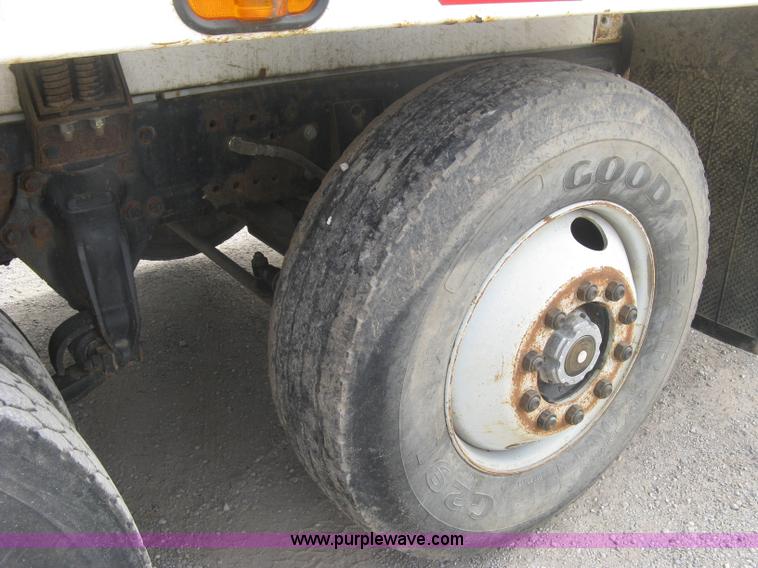 image for item L6409 2005 Sterling L9500 vacuum tank truck