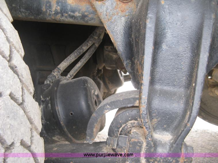 image for item L6409 2005 Sterling L9500 vacuum tank truck