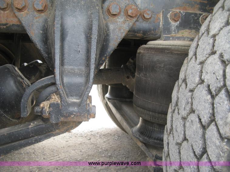 image for item L6409 2005 Sterling L9500 vacuum tank truck