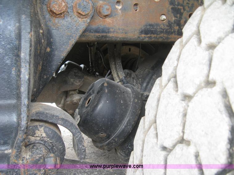 image for item L6409 2005 Sterling L9500 vacuum tank truck