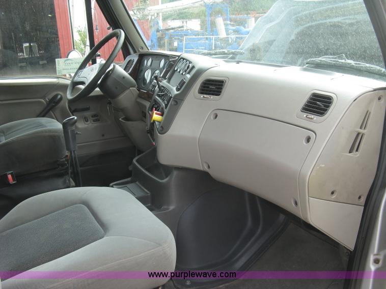 image for item L6409 2005 Sterling L9500 vacuum tank truck