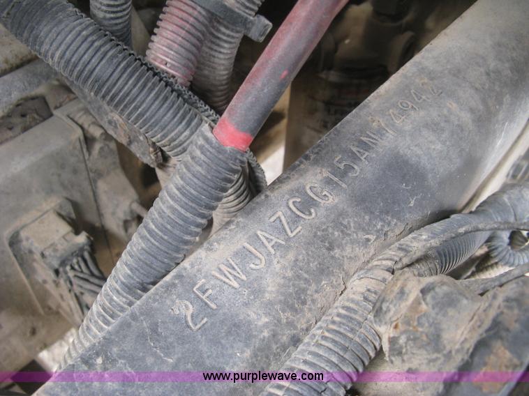 image for item L6409 2005 Sterling L9500 vacuum tank truck