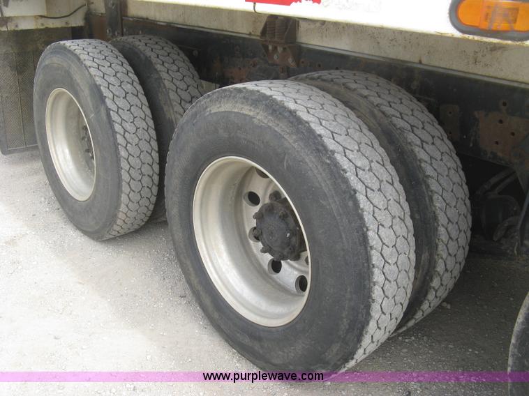 image for item L6409 2005 Sterling L9500 vacuum tank truck