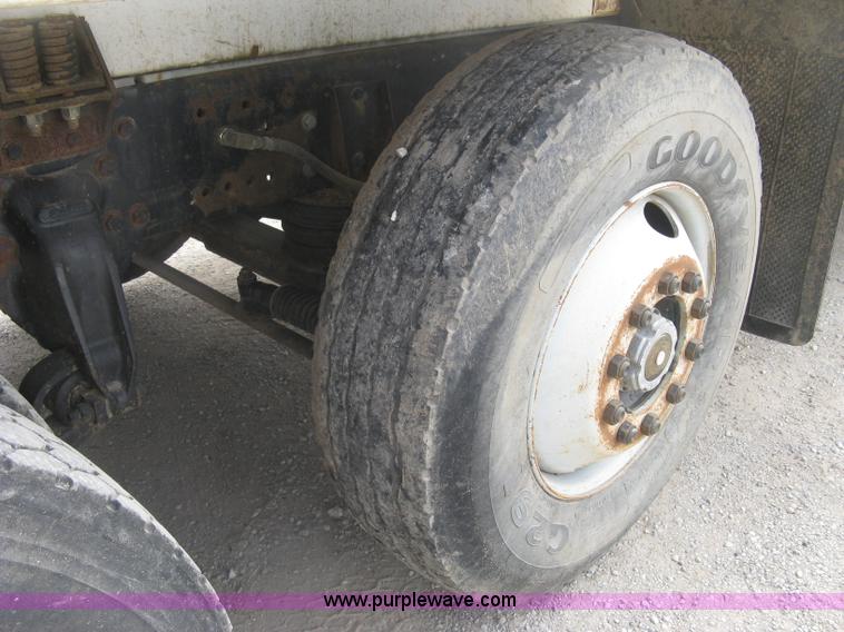 image for item L6409 2005 Sterling L9500 vacuum tank truck