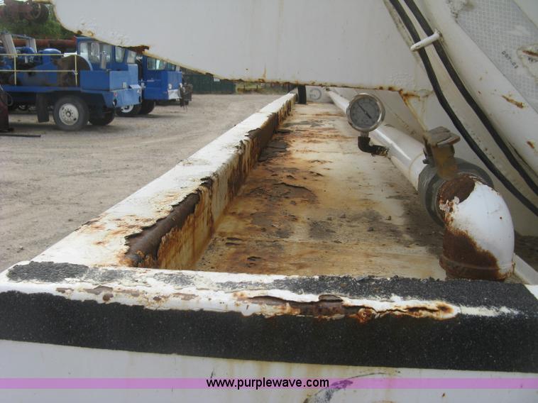 image for item L6409 2005 Sterling L9500 vacuum tank truck