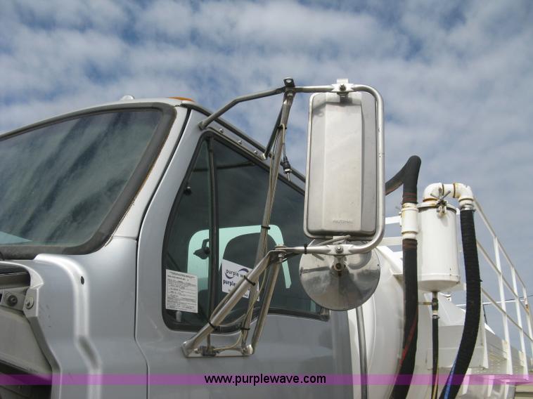 image for item L6409 2005 Sterling L9500 vacuum tank truck