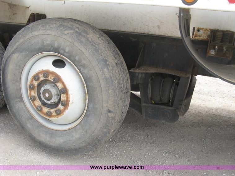 image for item L6409 2005 Sterling L9500 vacuum tank truck