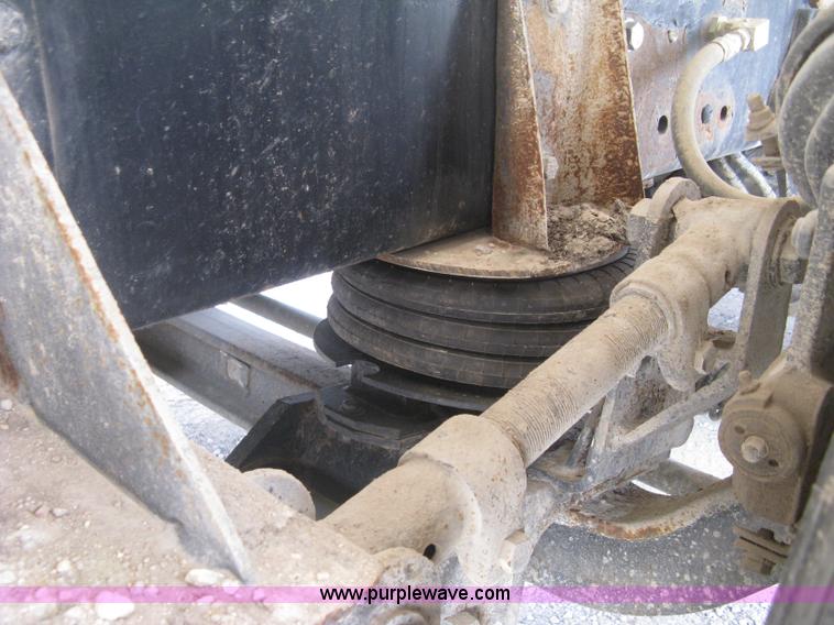 image for item L6409 2005 Sterling L9500 vacuum tank truck