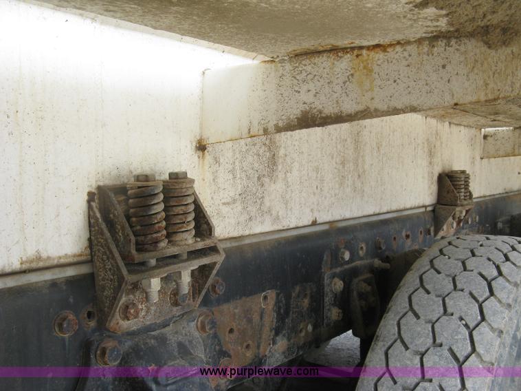 image for item L6409 2005 Sterling L9500 vacuum tank truck