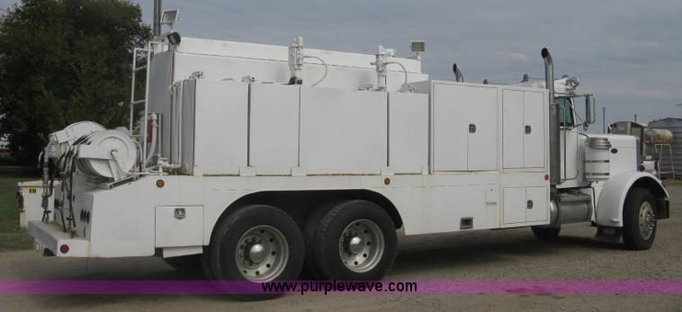 image for item L6410 1986 Peterbilt 359 service and lube truck