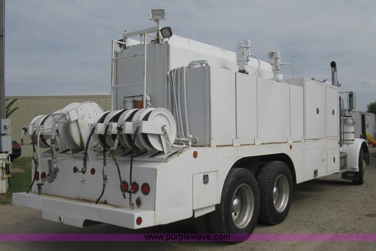 image for item L6410 1986 Peterbilt 359 service and lube truck