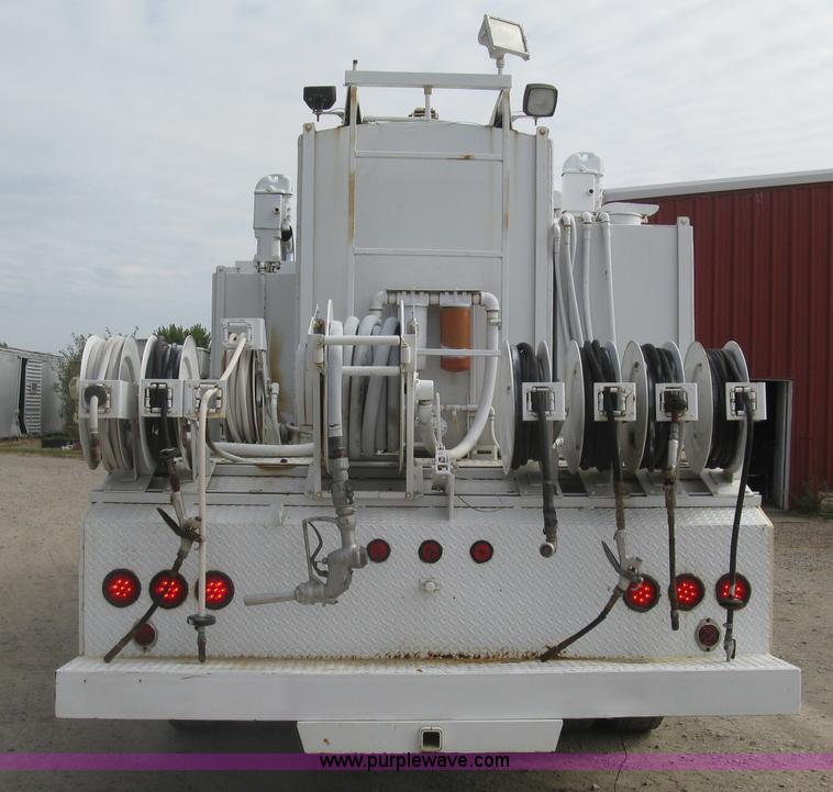 image for item L6410 1986 Peterbilt 359 service and lube truck