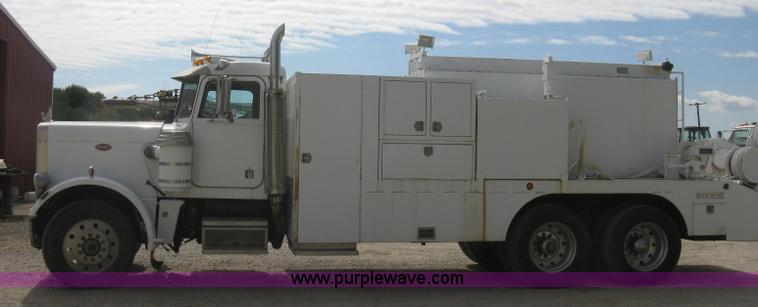 image for item L6410 1986 Peterbilt 359 service and lube truck