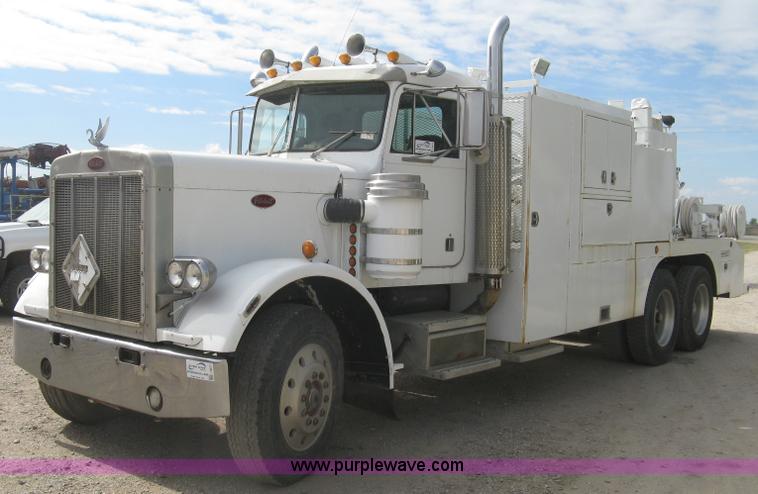 image for item L6410 1986 Peterbilt 359 service and lube truck
