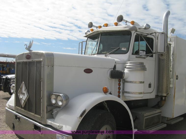 image for item L6410 1986 Peterbilt 359 service and lube truck