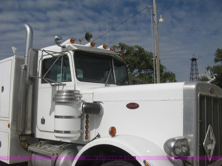 image for item L6410 1986 Peterbilt 359 service and lube truck