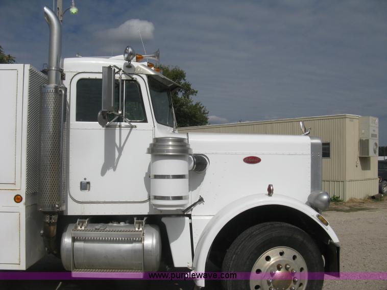 image for item L6410 1986 Peterbilt 359 service and lube truck
