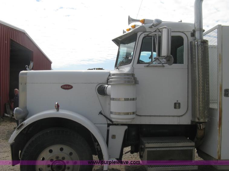 image for item L6410 1986 Peterbilt 359 service and lube truck