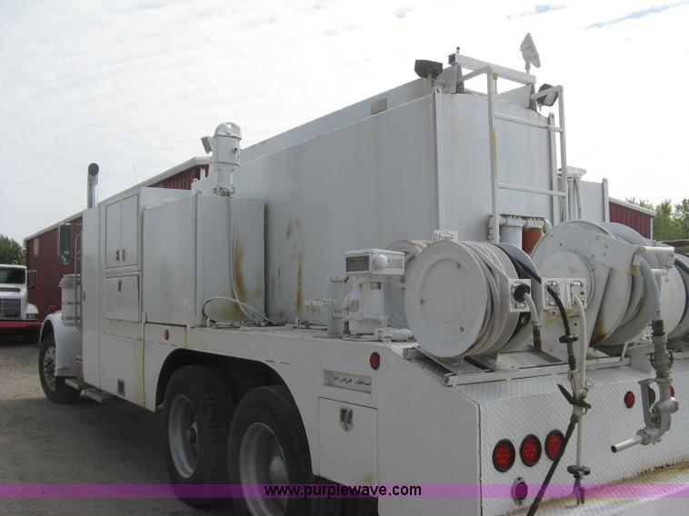 image for item L6410 1986 Peterbilt 359 service and lube truck