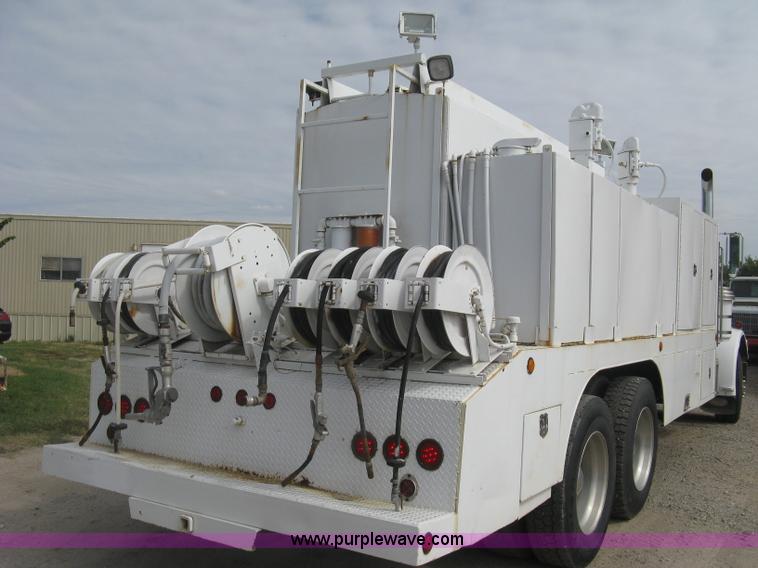 image for item L6410 1986 Peterbilt 359 service and lube truck