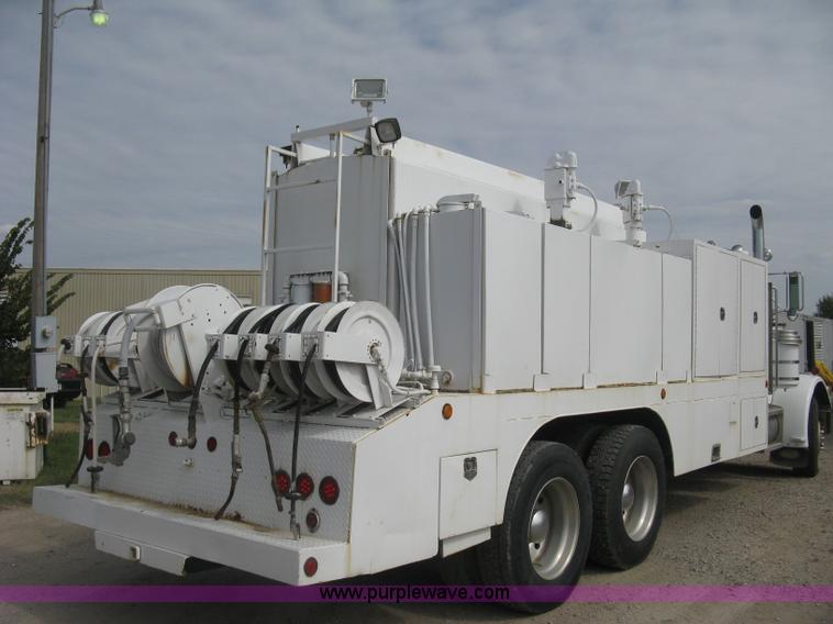image for item L6410 1986 Peterbilt 359 service and lube truck