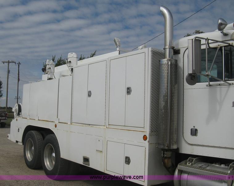 image for item L6410 1986 Peterbilt 359 service and lube truck