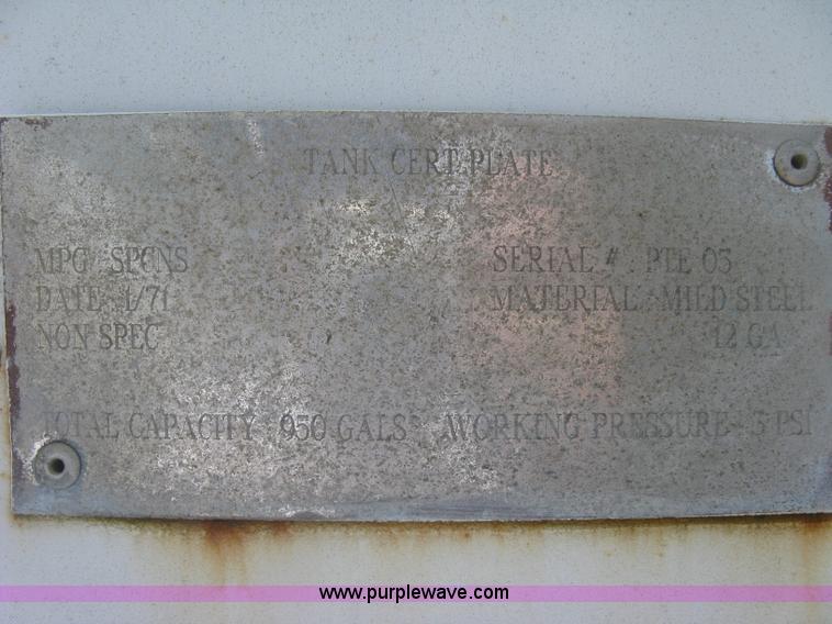 image for item L6410 1986 Peterbilt 359 service and lube truck