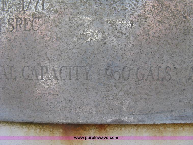 image for item L6410 1986 Peterbilt 359 service and lube truck