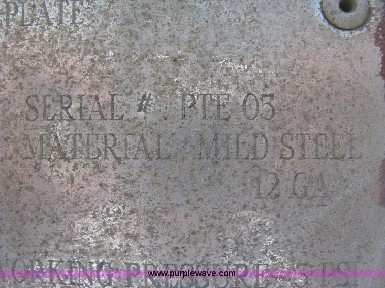 image for item L6410 1986 Peterbilt 359 service and lube truck