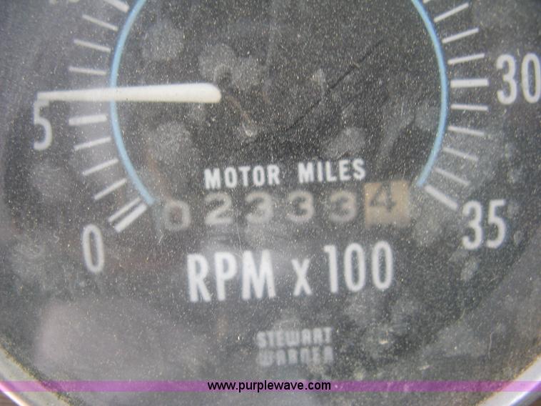 image for item L6410 1986 Peterbilt 359 service and lube truck