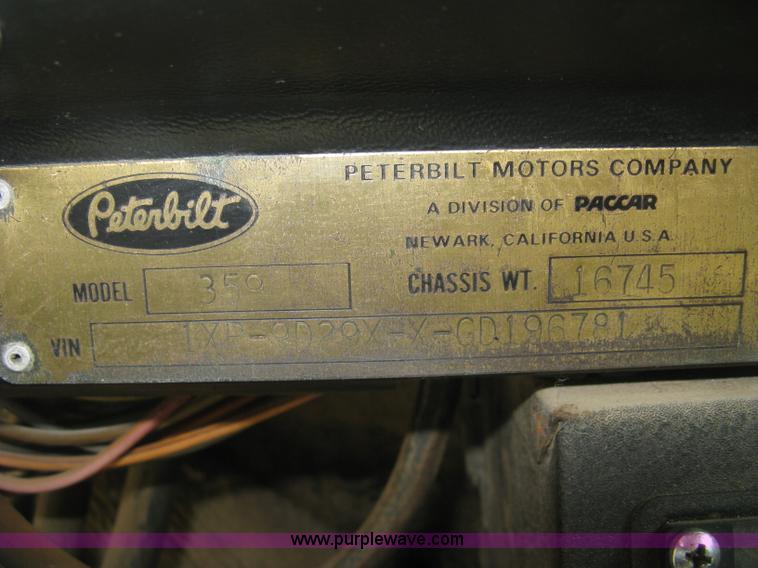 image for item L6410 1986 Peterbilt 359 service and lube truck