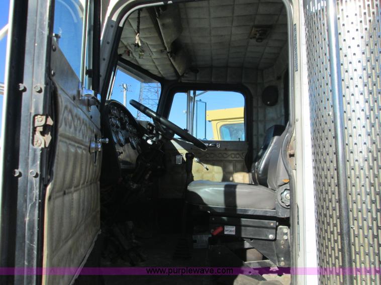 image for item L6410 1986 Peterbilt 359 service and lube truck