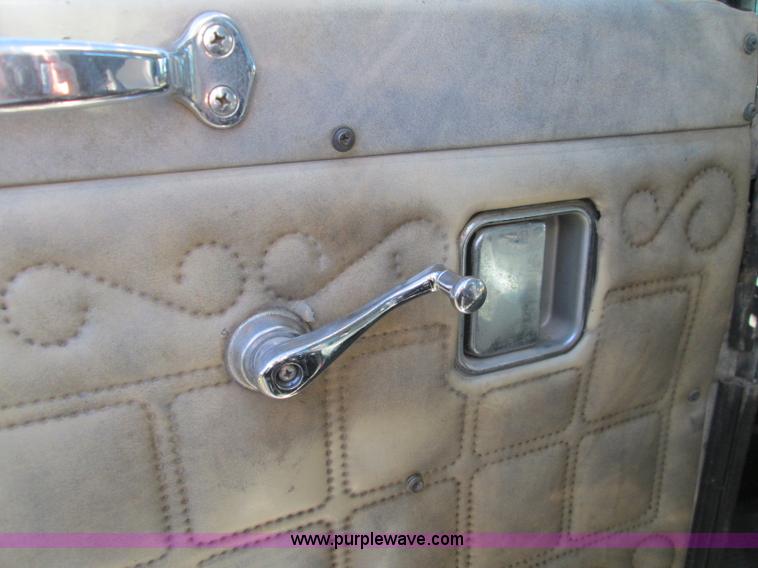 image for item L6410 1986 Peterbilt 359 service and lube truck