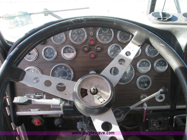 image for item L6410 1986 Peterbilt 359 service and lube truck