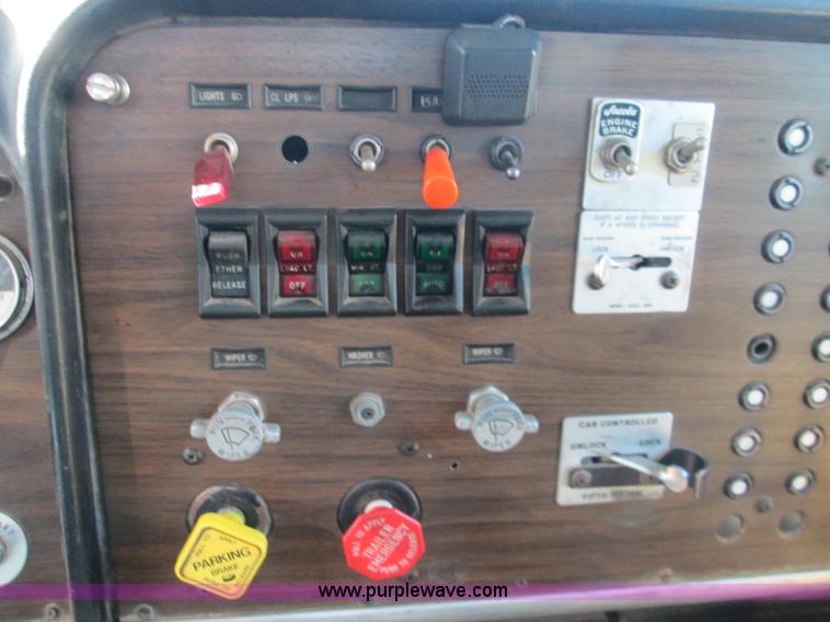 image for item L6410 1986 Peterbilt 359 service and lube truck