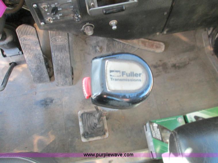 image for item L6410 1986 Peterbilt 359 service and lube truck