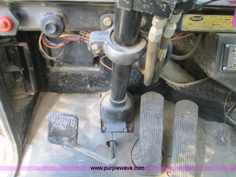 image for item L6410 1986 Peterbilt 359 service and lube truck