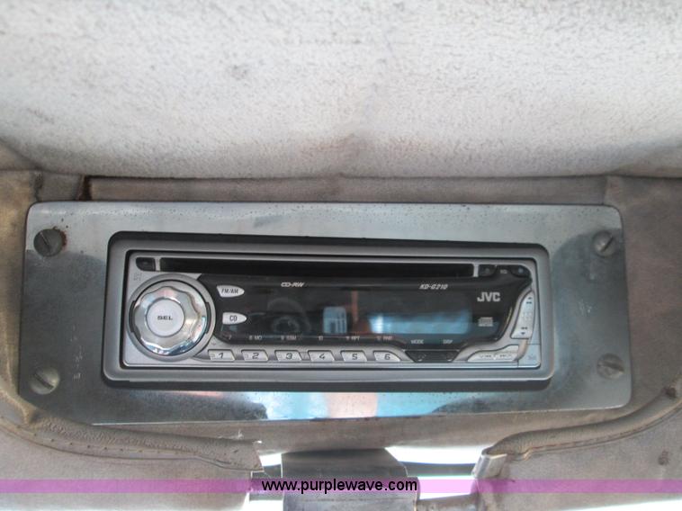 image for item L6410 1986 Peterbilt 359 service and lube truck