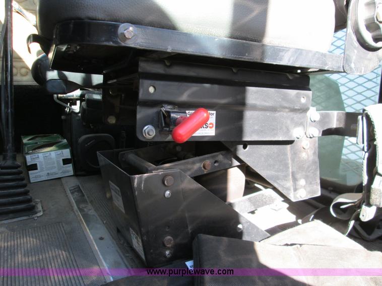 image for item L6410 1986 Peterbilt 359 service and lube truck